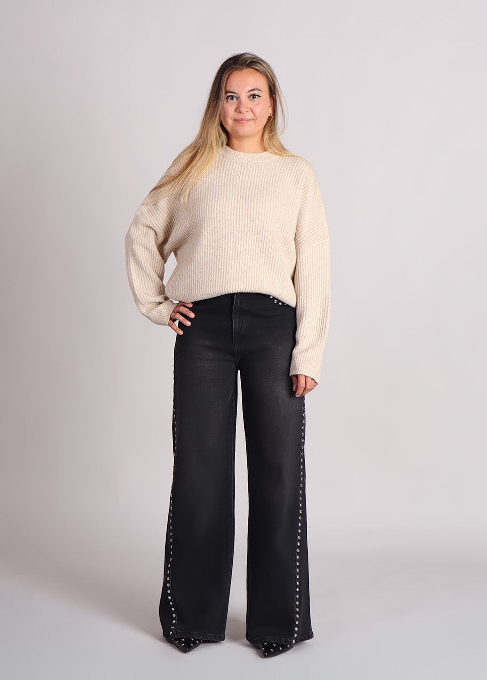 mbyM Gillian-M Shyla trui gebreid beige voorkant model met zwarte jeans