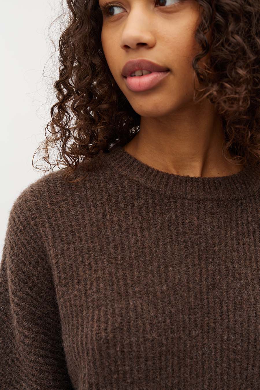mbyM Gillian-M Shyla trui gebreid bruin voorkant model detail