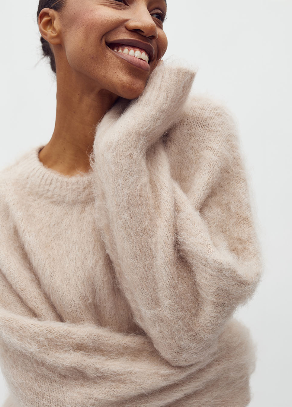 mbyM Gillis-M trui gebreid wol fluffy beige voorkant model detail