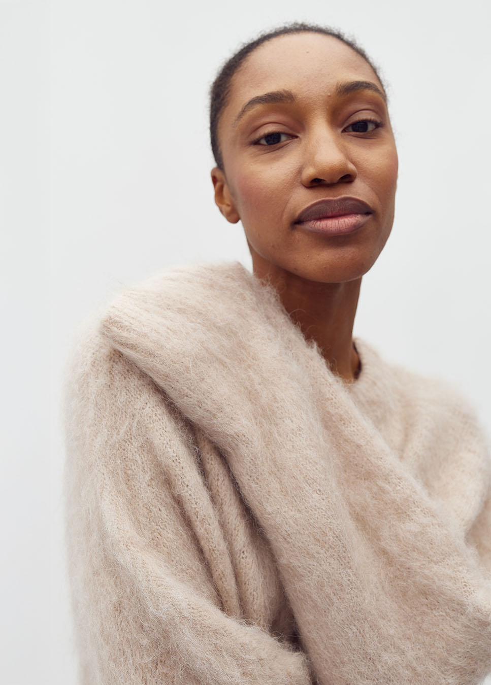 mbyM Gillis-M trui gebreid wol fluffy beige voorkant op model detailfoto