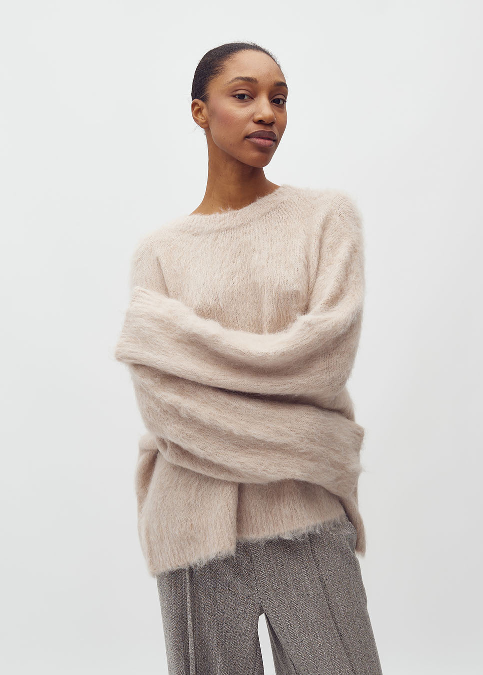 mbyM Gillis-M trui gebreid wol fluffy beige voorkant model met grijze pantalon