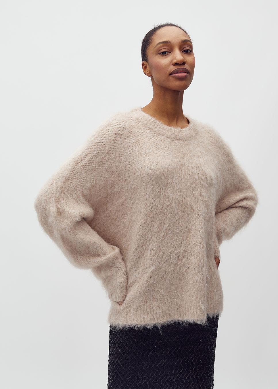 mbyM Gillis-M trui gebreid wol fluffy beige voorkant model met zwarte rok