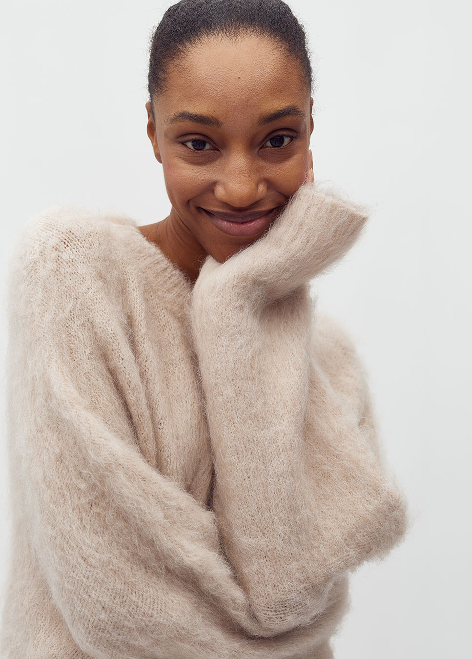 mbyM Gillis-M trui gebreid wol fluffy beige voorkant detail