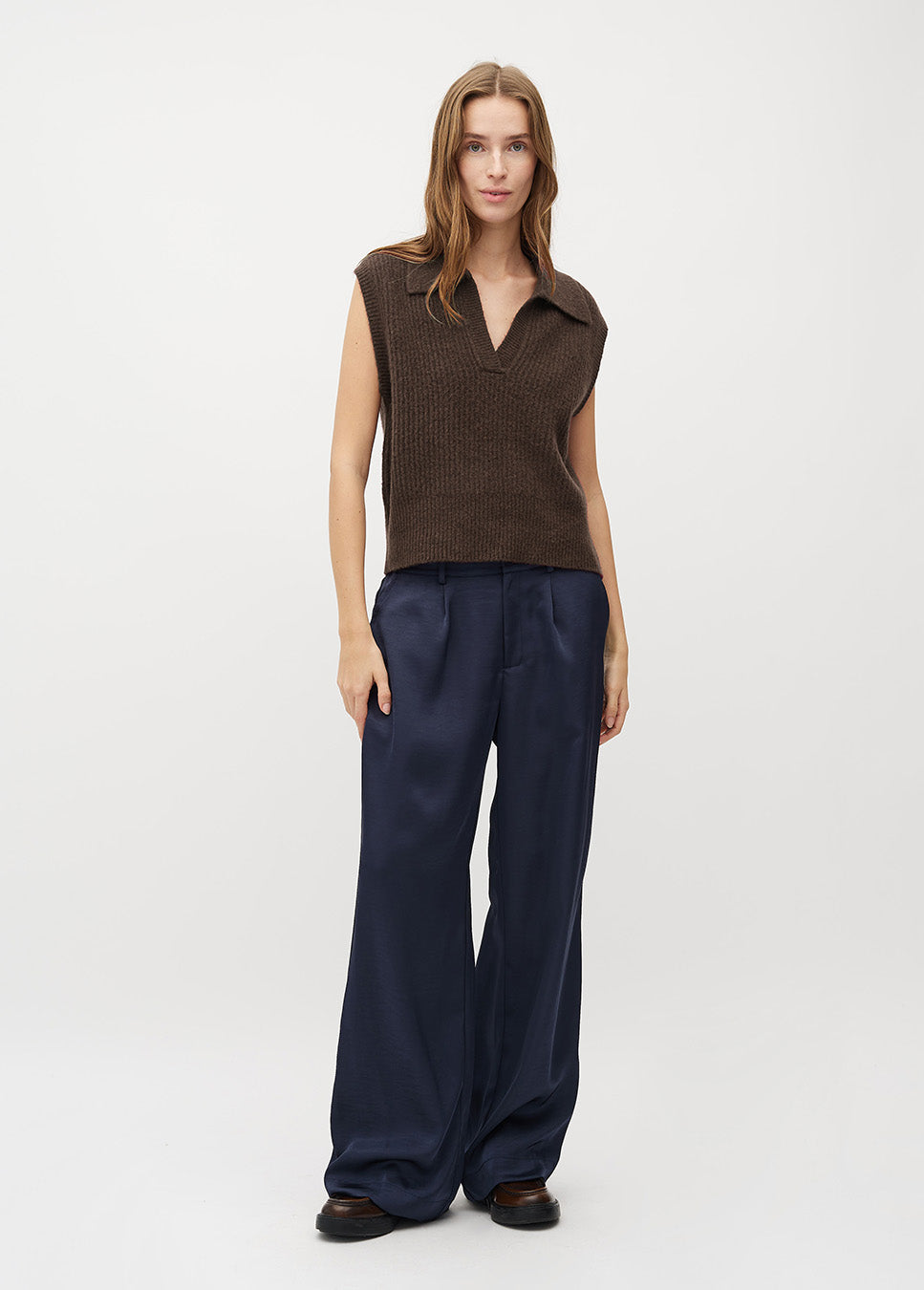 mbyM Guri Long-M broek wide-leg satijn glanzend blauw voorkant model met bruine spencer