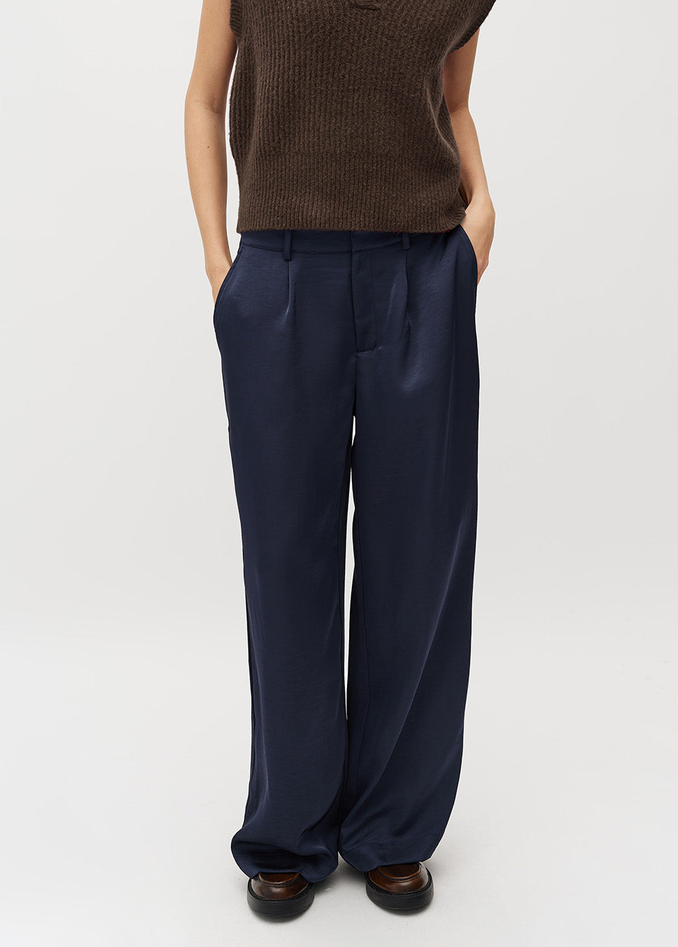 mbyM Guri Long-M broek wide-leg satijn glanzend blauw voorkant van model