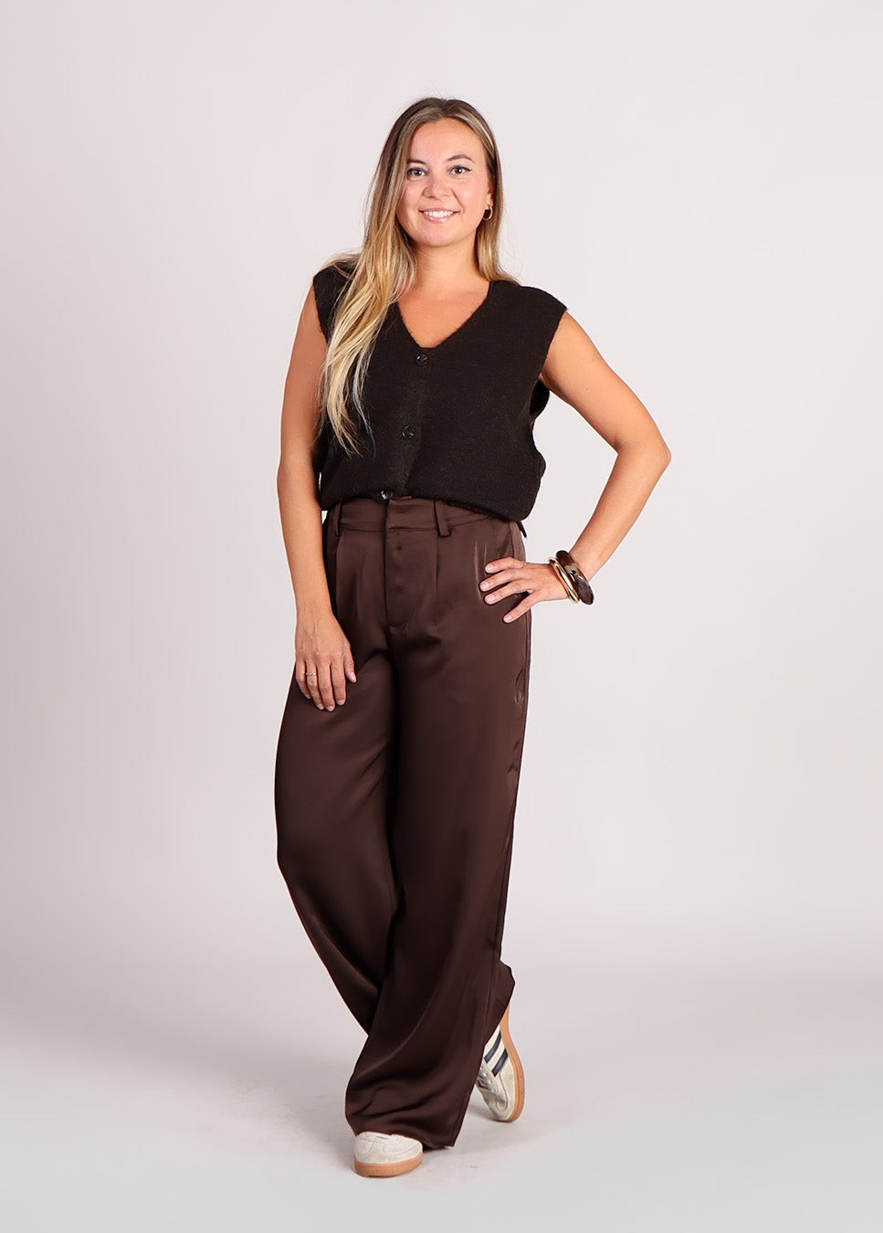 mbyM Guri Long-M broek wide-leg satijn glanzend bruin voorkant model met donkerbruin gilet