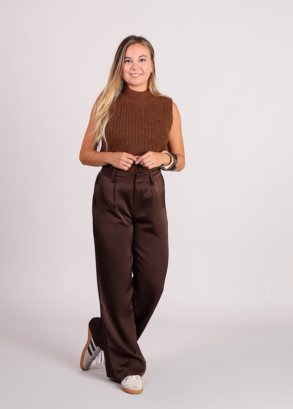 mbyM Guri Long-M broek wide-leg satijn glanzend bruin voorkant model