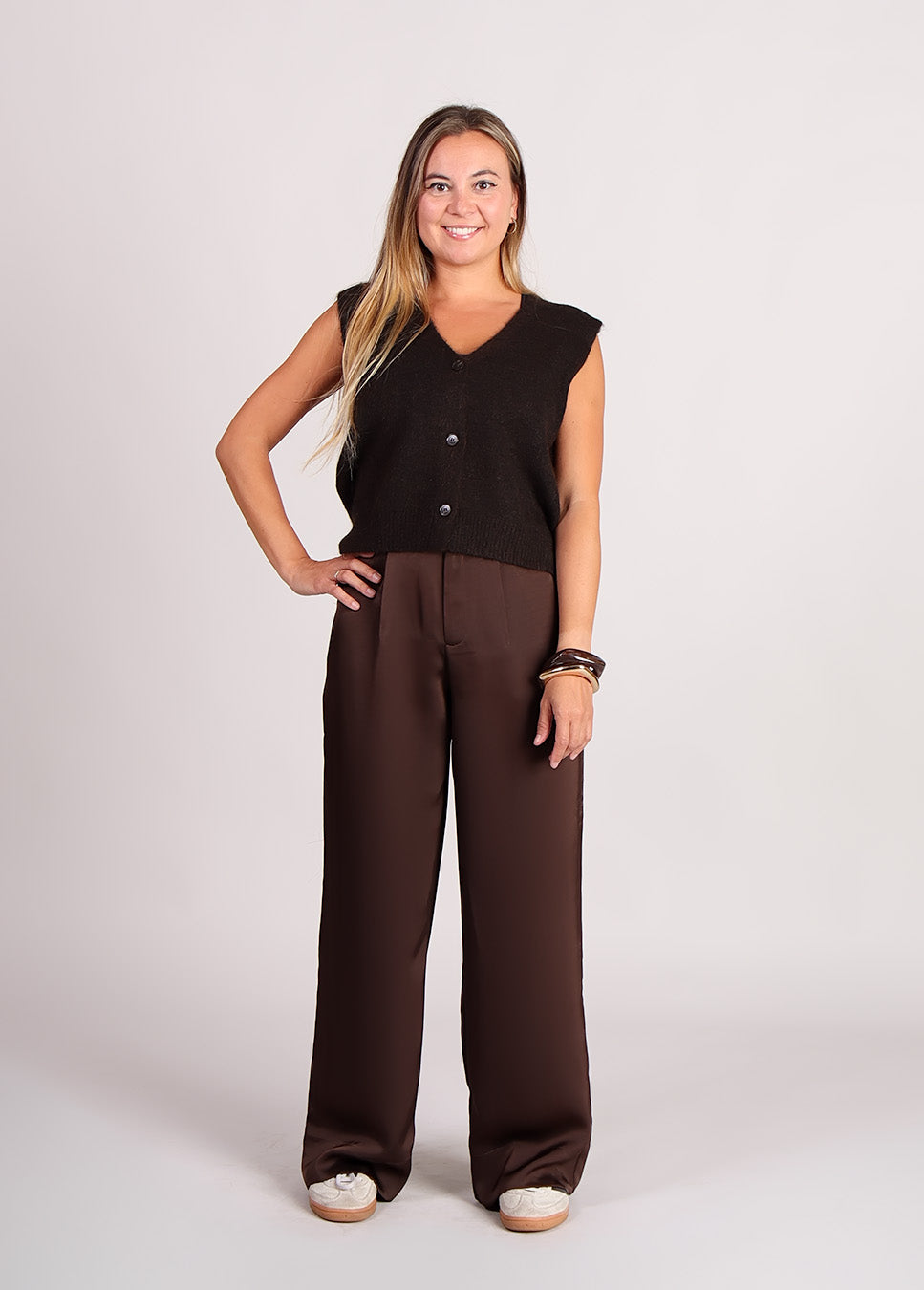 mbyM Guri Long-M broek wide-leg satijn glanzend bruin voorkant model bruin gilet grace & Mila