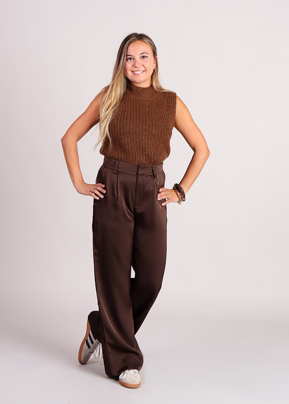 mbyM Guri Long-M broek wide-leg satijn glanzend bruin voorkant model met gebreide spencer