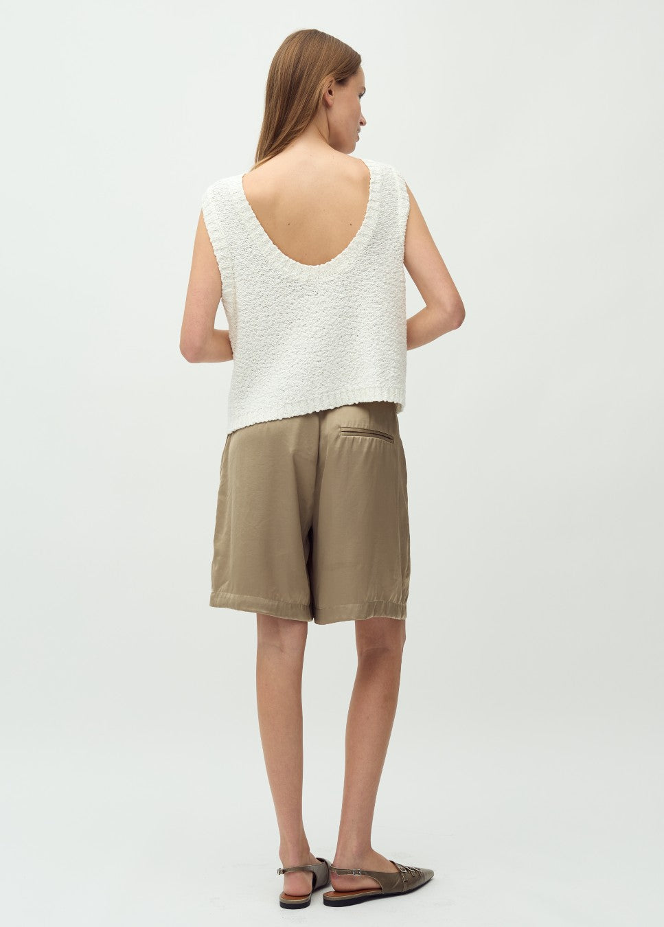 Achterkant van het beige satijn mbyM Guri korte broek, short op model