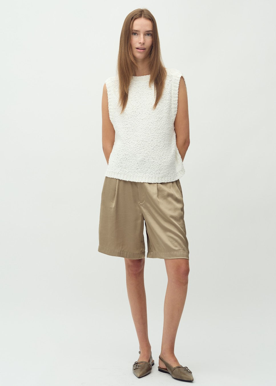 mbyM Guri short, korte broek satijn beige kleur op model voorkant
