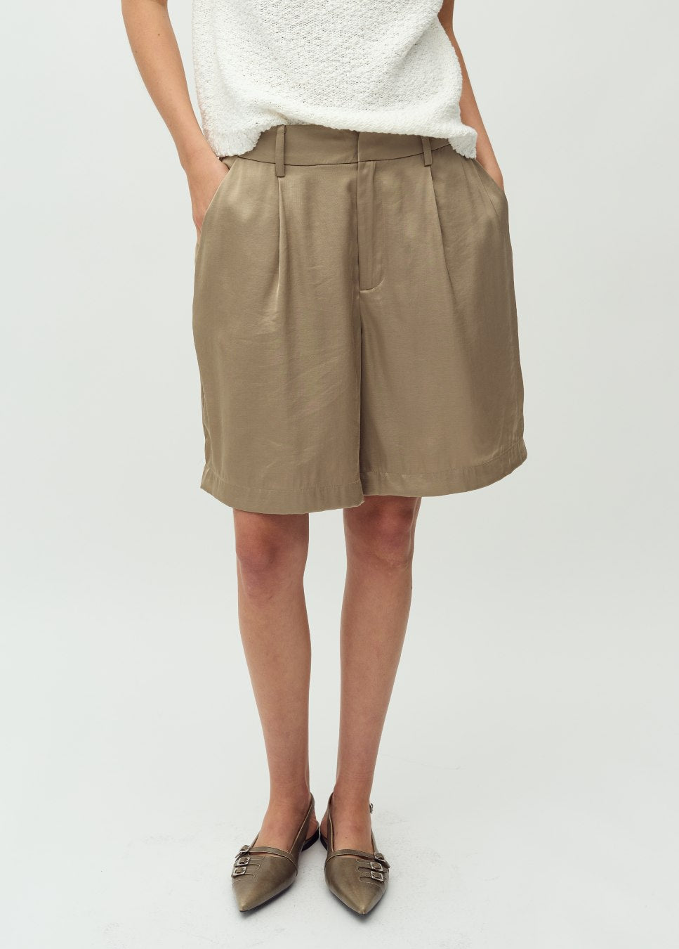 satijn mbyM short Guri, korte broek, beige van kleur op model voorkant