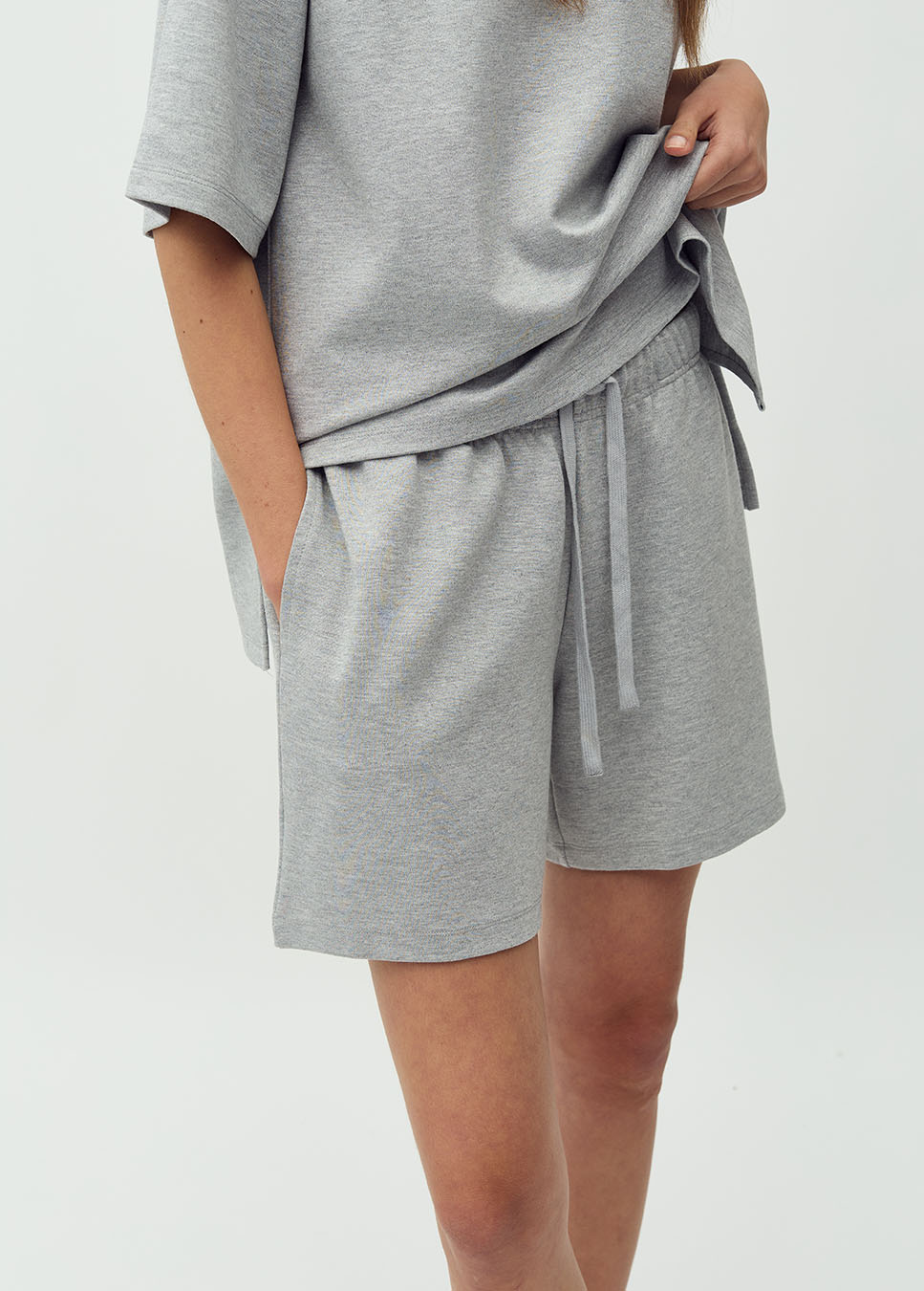 mbyM Jaxi-M short sweat kort grijs voorkant detail