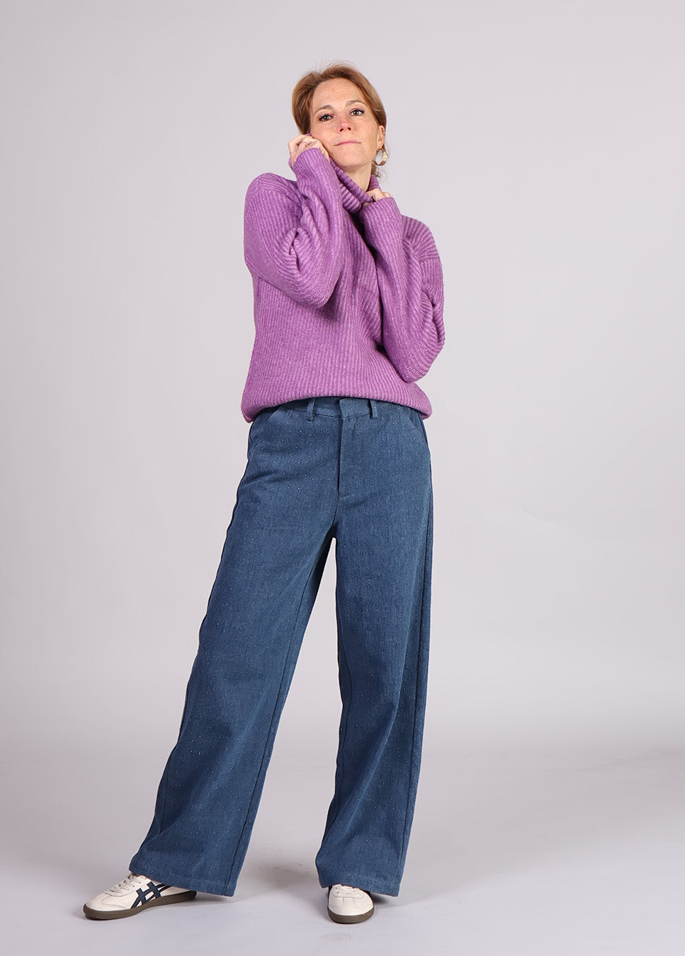 mbyM Kemina-M trui gebreid met col paars voorkant model met blauwe pantalon
