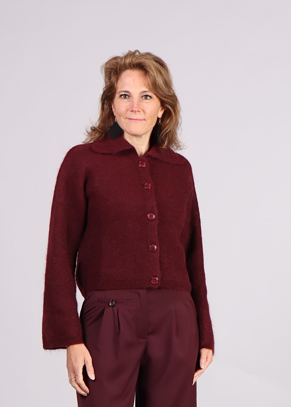 mbyM Larya-M vest gebreid knoopsluiting en kraag rood voorkant model met bordeaux broek