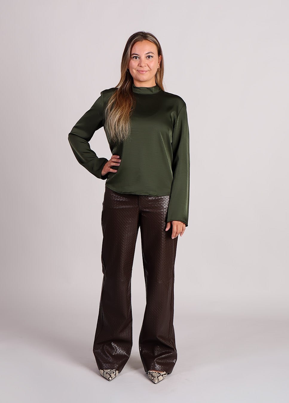 mbyM Linea Short LS-M blouse satijn donker groen voorkant model bruine vegan leather broek