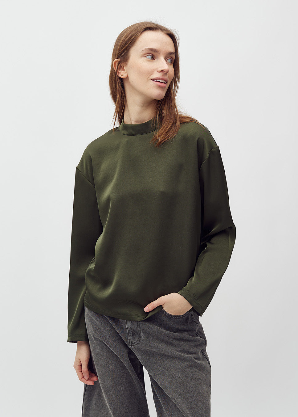 mbyM Linea Short LS-M blouse satijn donker groen voorkant model