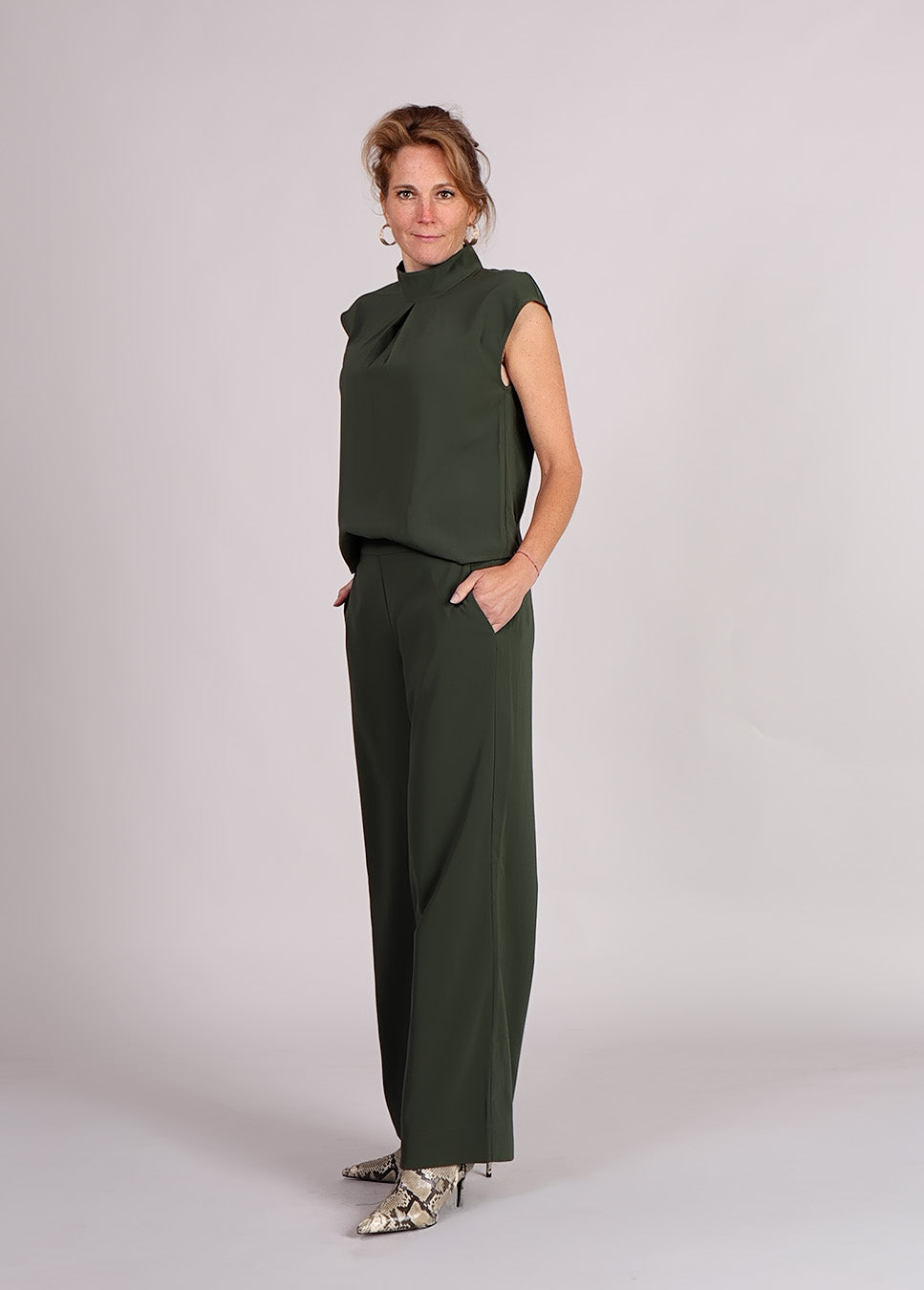 mbyM Maaja-M mouwloze jumpsuit groen zijkant model