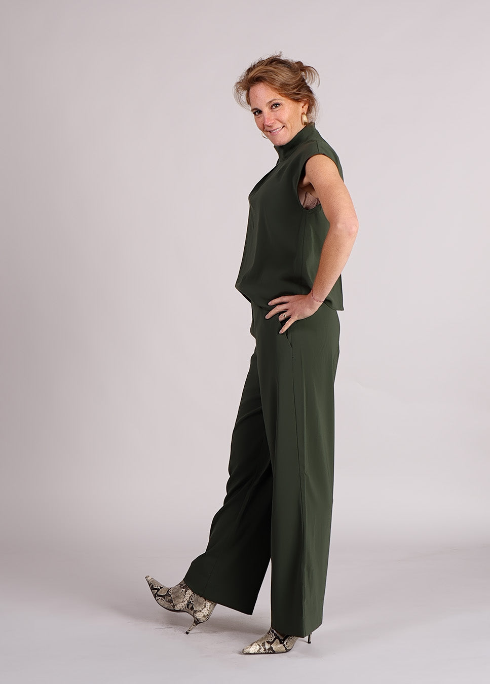 mbyM Maaja-M mouwloze jumpsuit groen zijkant op model