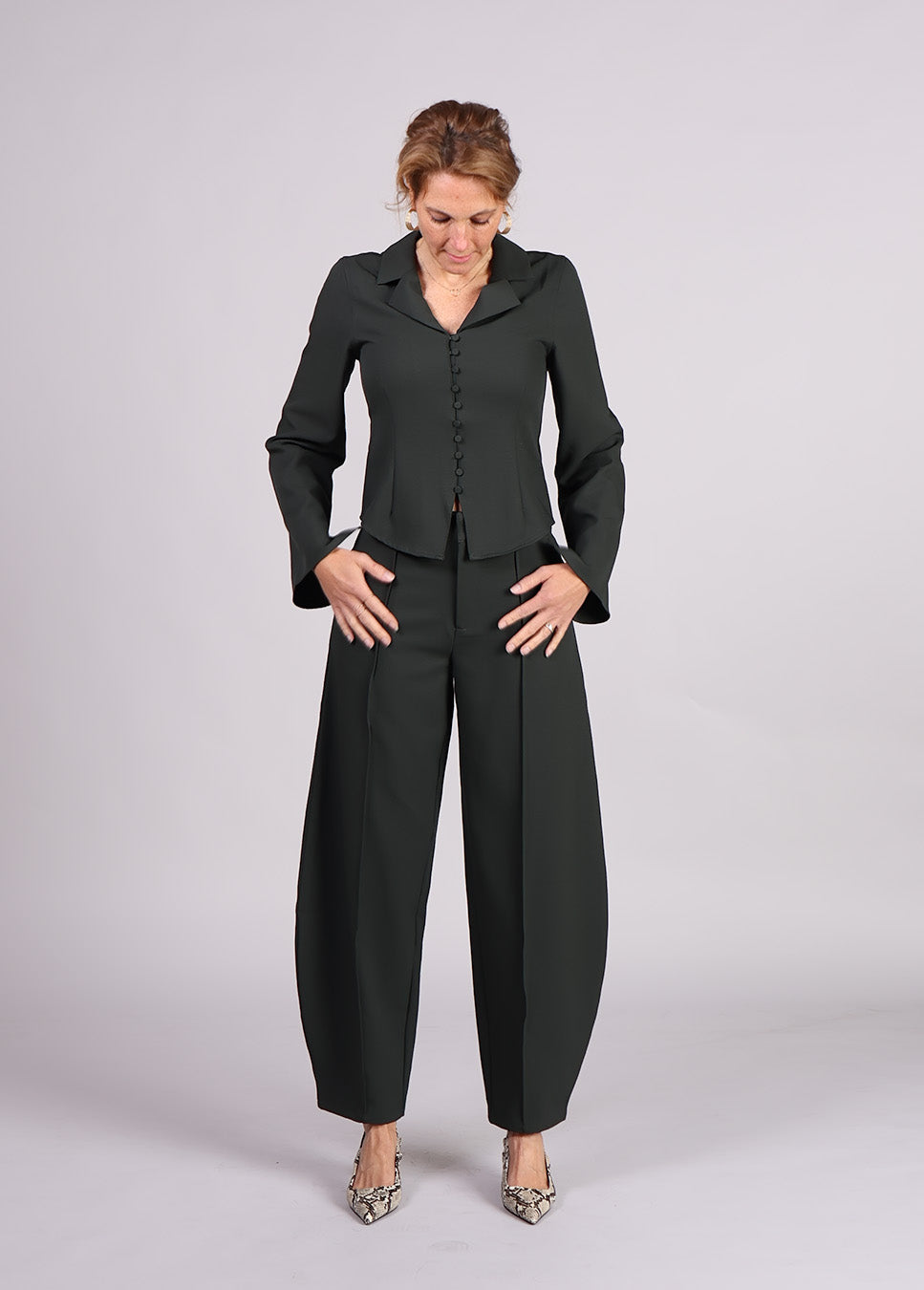 mbyM Mallaria-M blouse getailleerd donker groen voorkant met bijpassende broek