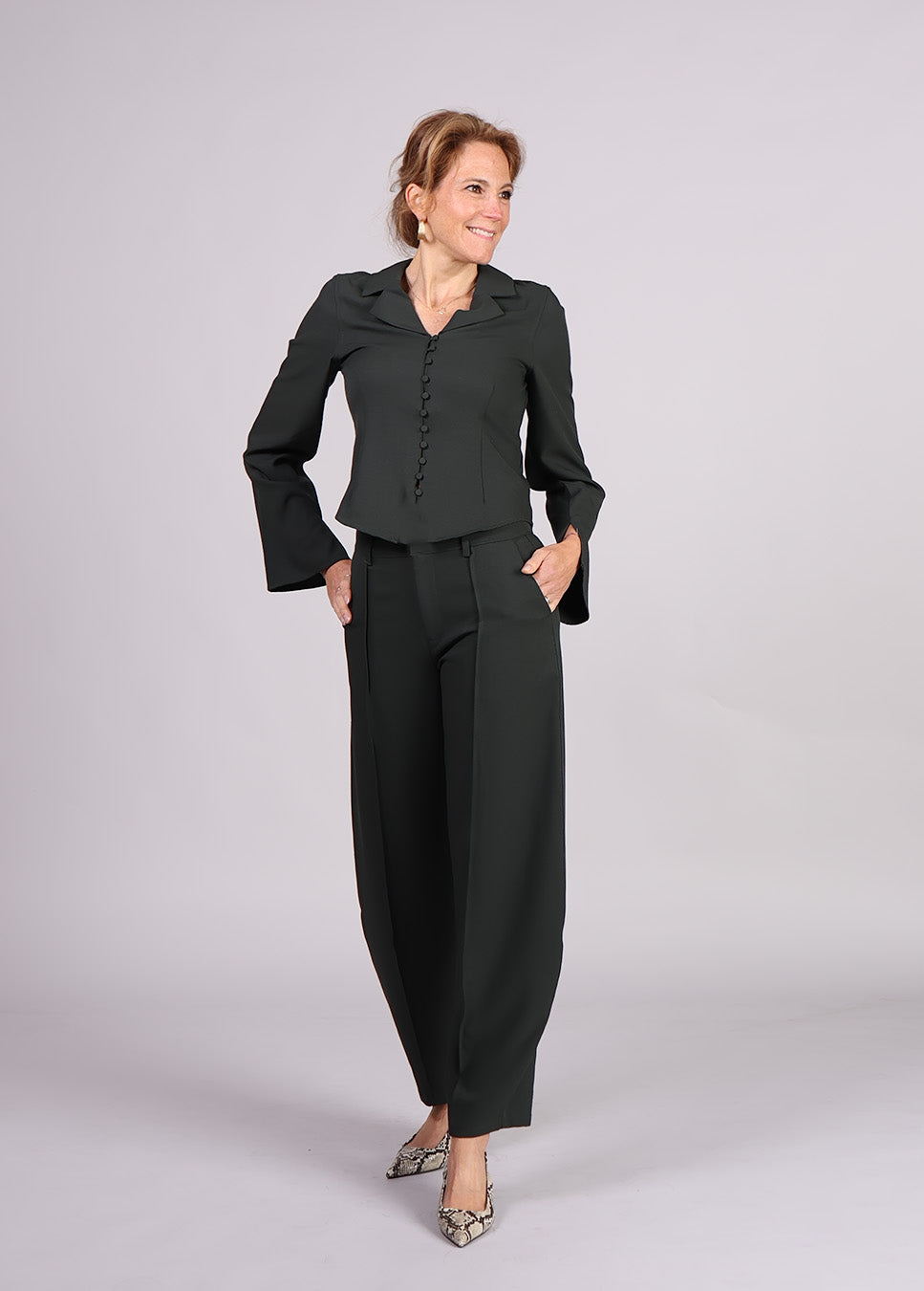 mbyM Mallaria-M blouse getailleerd donker groen zijkant model