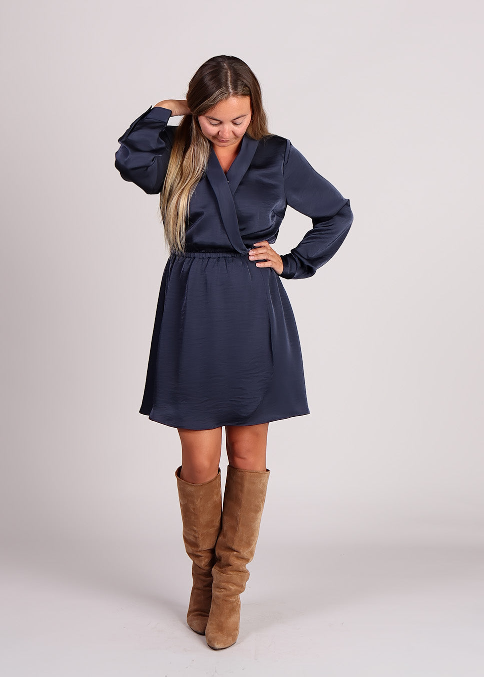 mbyM Nayah-M midi-jurk glanzend satijn blauw voorkant model naar beneden kijkend