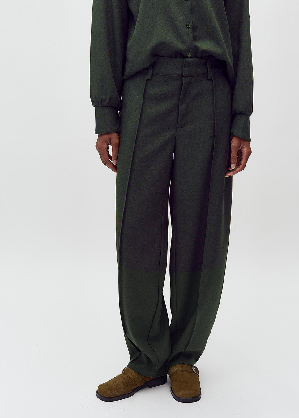 mbyM Pija-M pantalon met ballon effect donker groen voorkant model