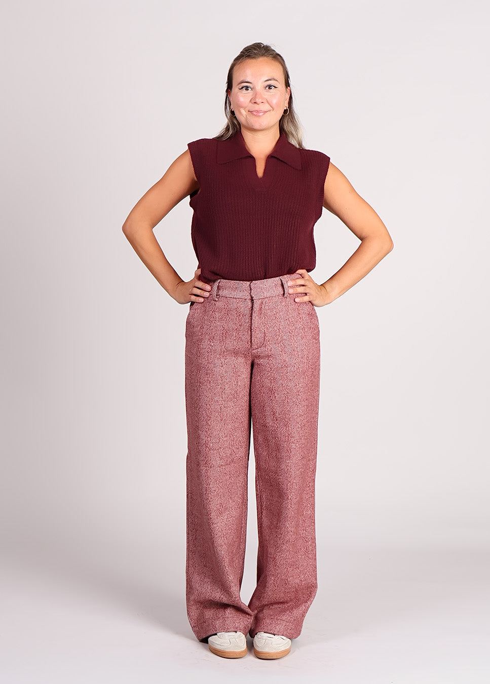 mbyM Ritika-M spencer gebreid bordeaux rood voorkant model met rode broek