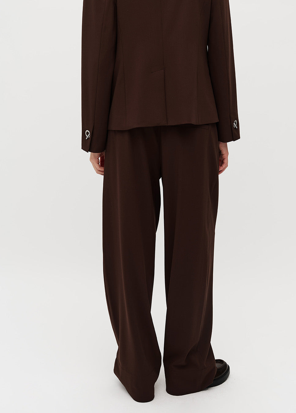 mbyM Rosalyn-M broek bruin achterkant model detail