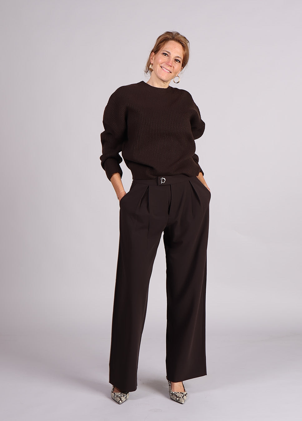 mbyM Rosalyn-M broek bruin voorkant model met bruine trui