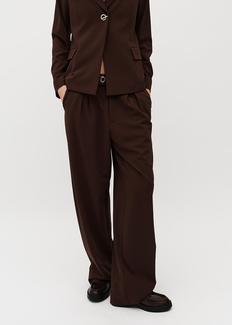 mbyM Rosalyn-M broek bruin detail voorkant model