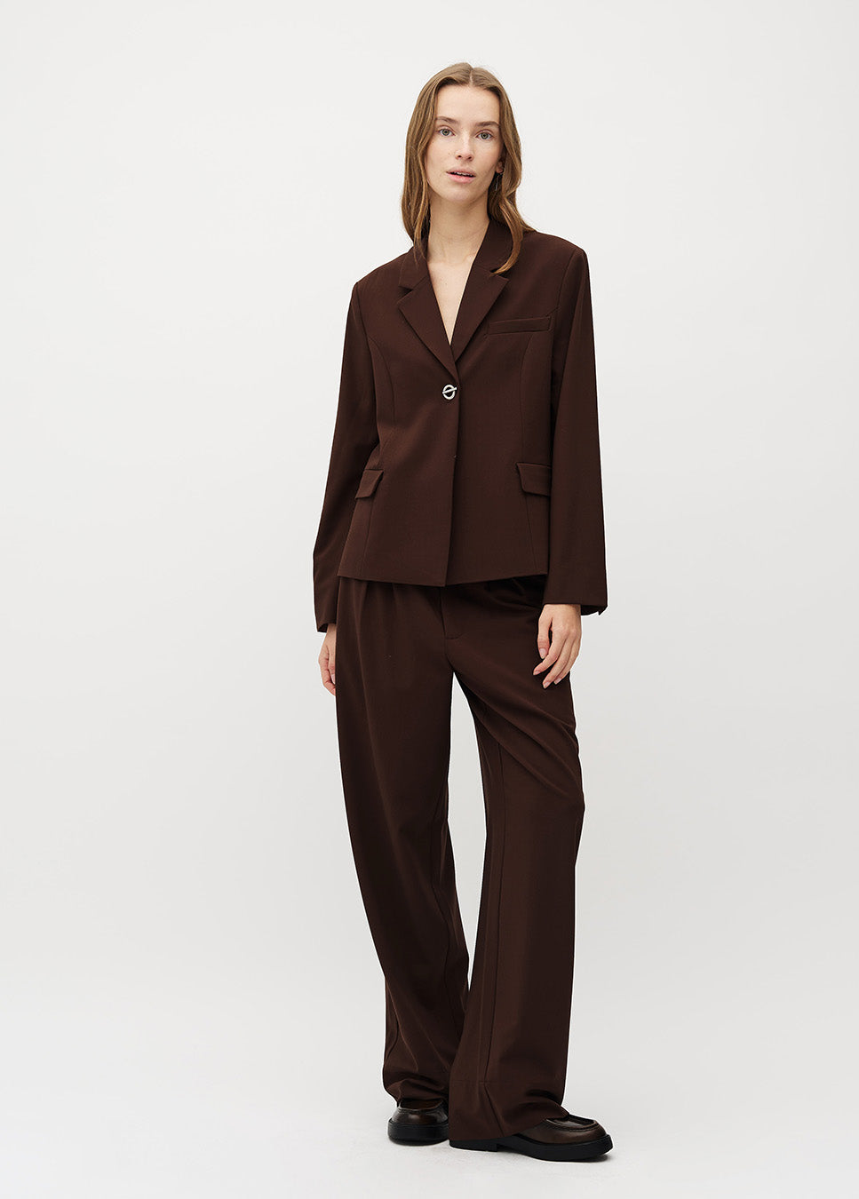 mbyM Rosalyn-M broek bruin voorkant model met bruine blazer