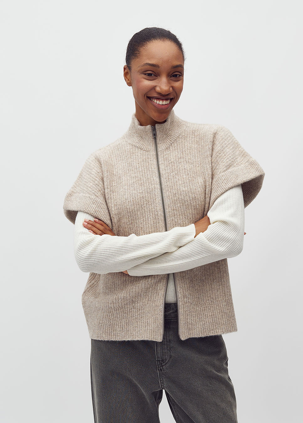 mbyM Roselina short-M vest met rits korte mouw beige voorkant model