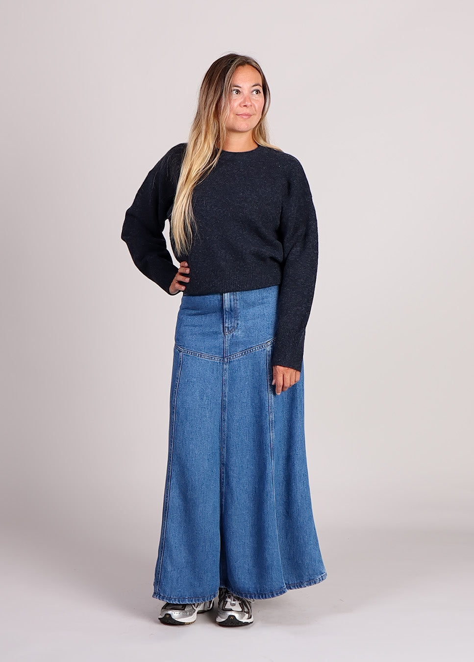 mbyM Sadi-M trui gebreid donkerblauw voorkant model met denim rok
