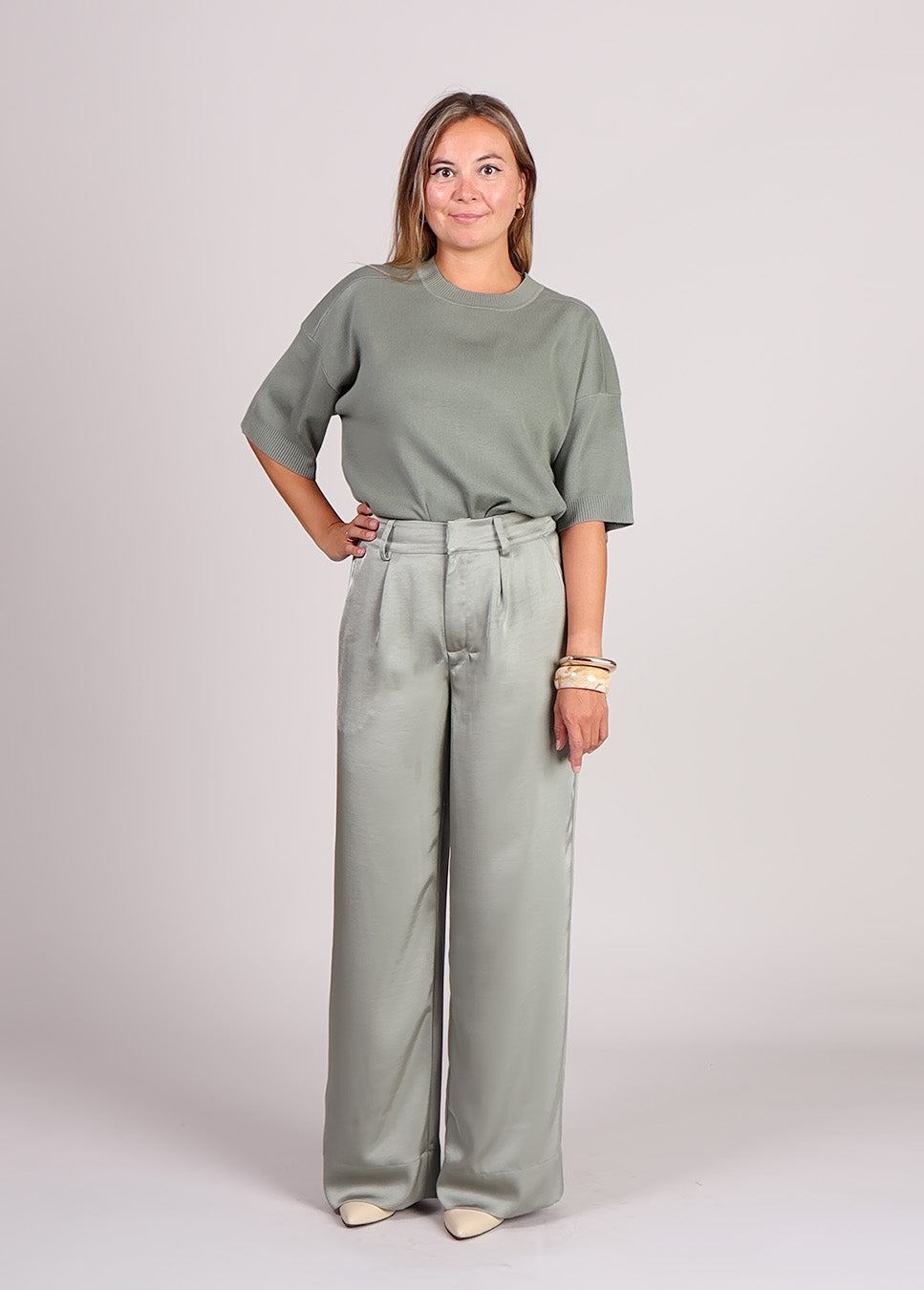 mbyM Sitta-M trui fijn gebreid korte mouwen groen voorkant model met groene satijnen broek