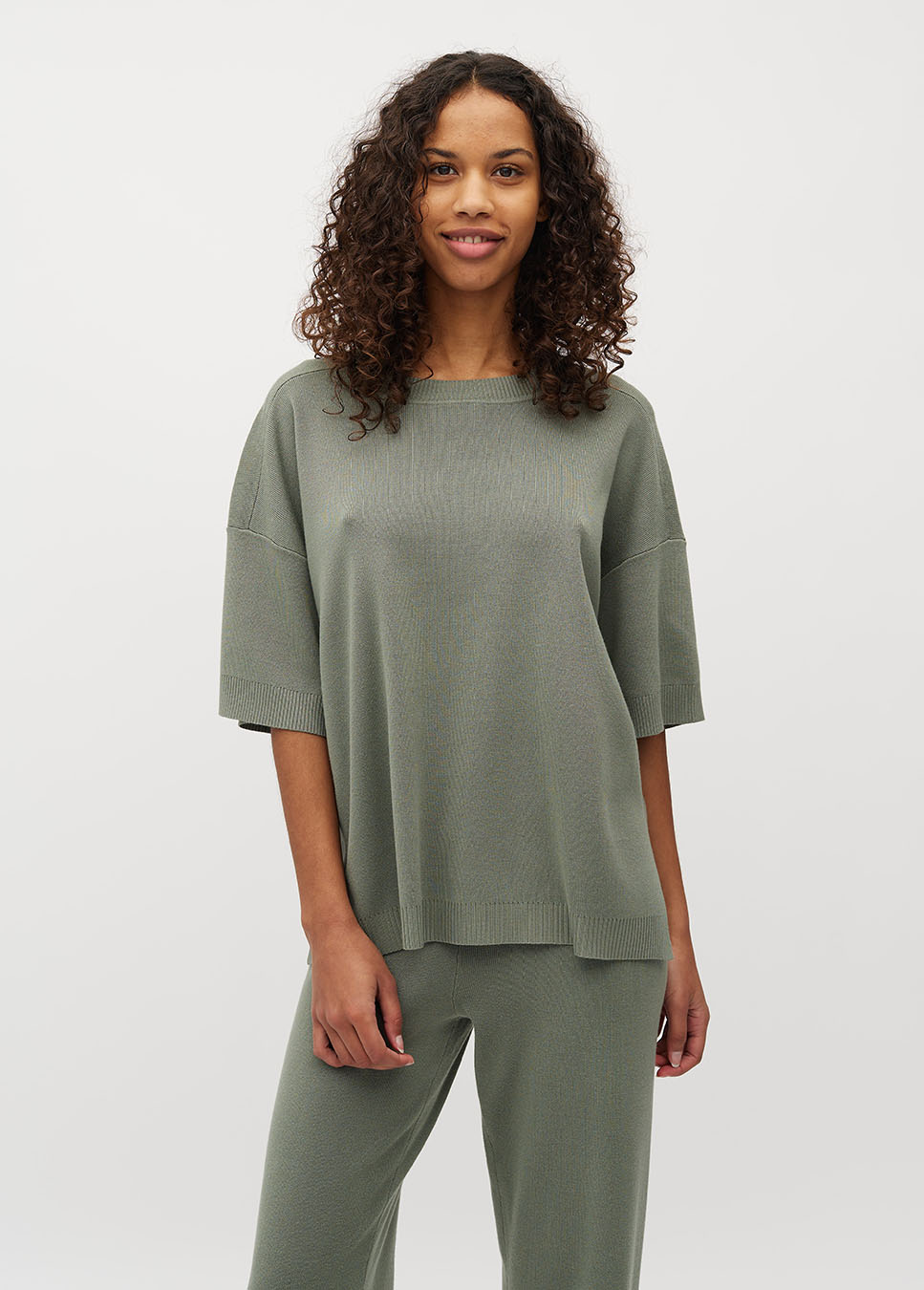 mbyM Sitta-M trui fijn gebreid korte mouwen groen voorkant model
