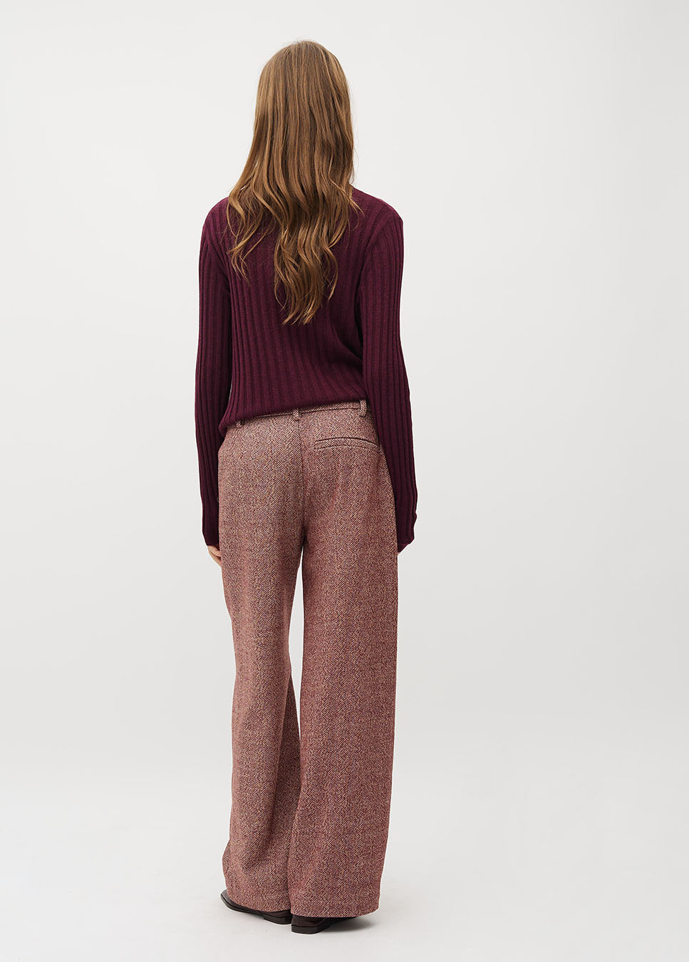 mbyM Tarrina-M pantalon wolmix gemeleerd rood achterkant van het model met bordeaux rode trui