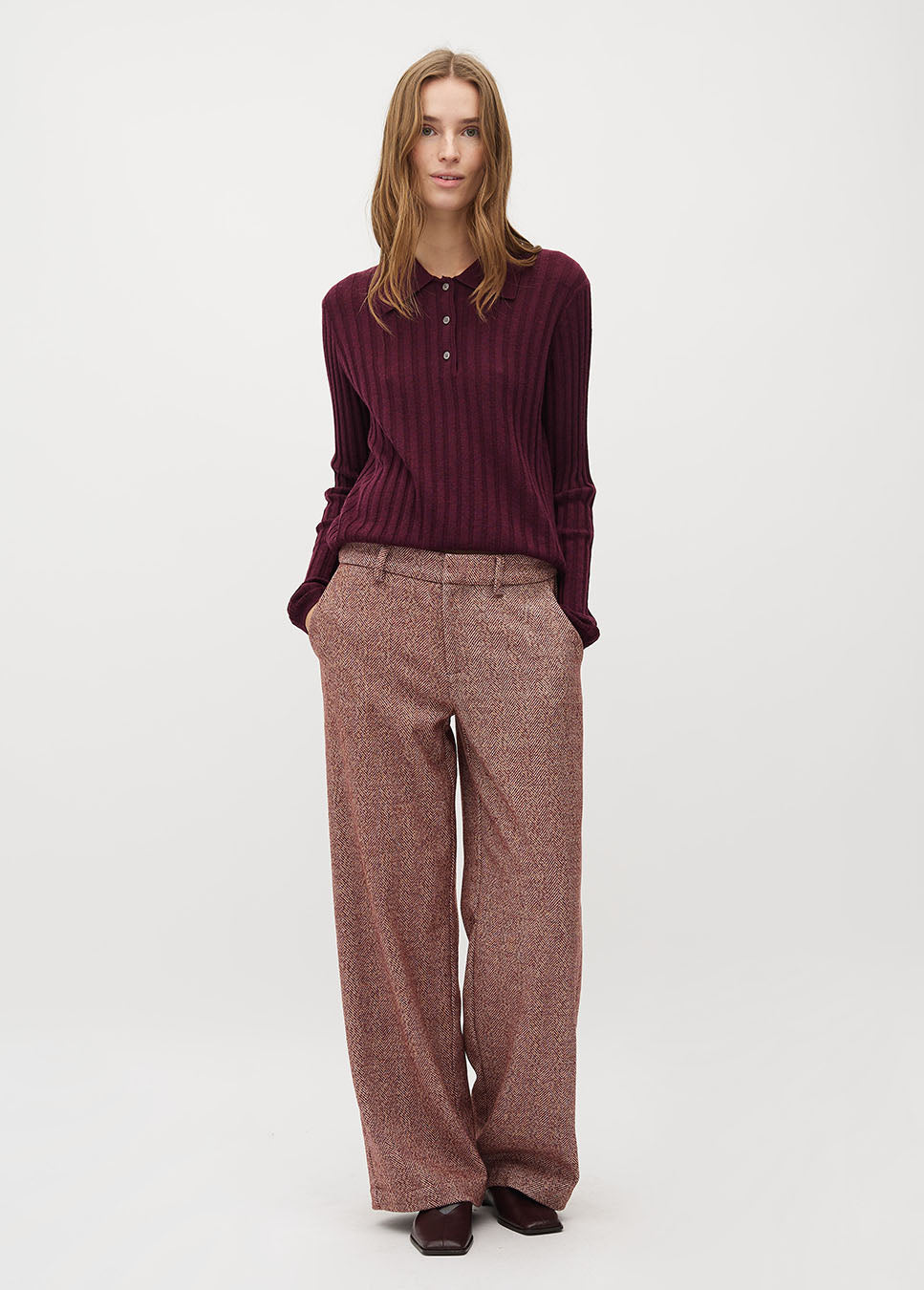 mbyM Tarrina-M pantalon wolmix gemeleerd rood voorkant model met bordeaux rode trui