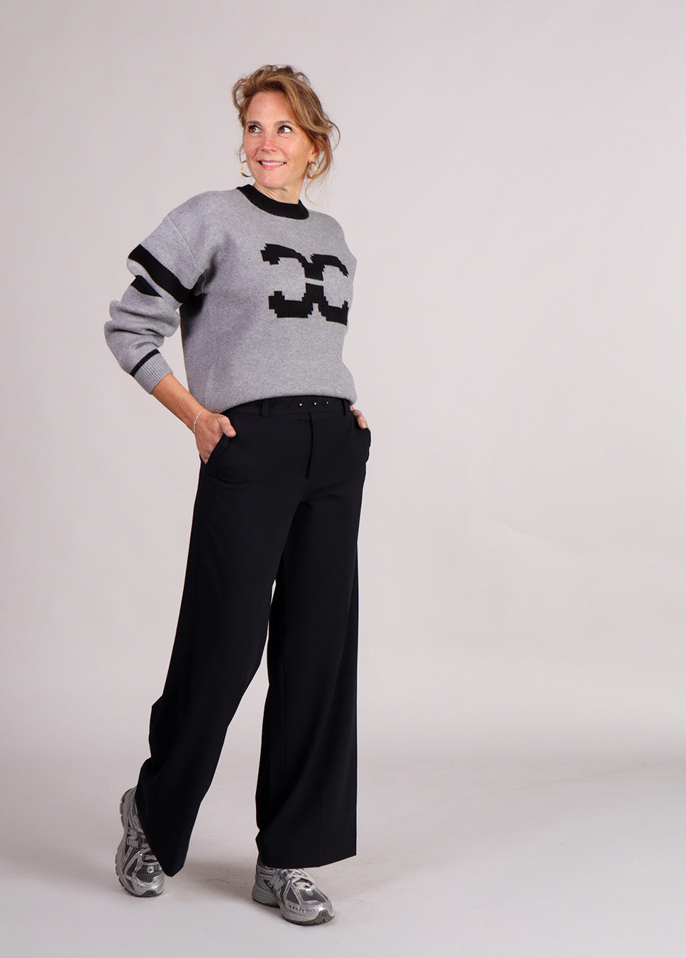 mbyM Vianni-M pantalon met ceintuur zwart zijkant model met grijze trui