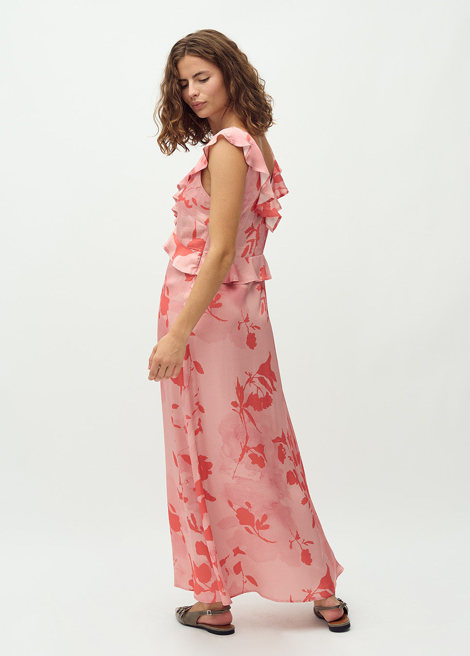 mbyM Yannie-M Felissa jurk maxi print satijn roze achterkant op model