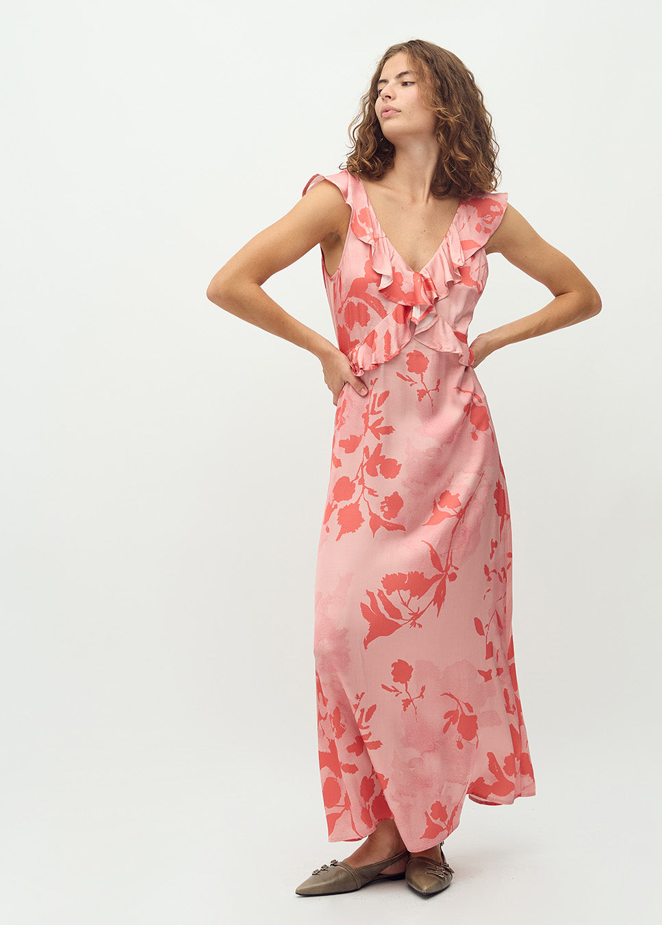 mbyM Yannie-M Felissa jurk maxi print satijn roze voorkant model