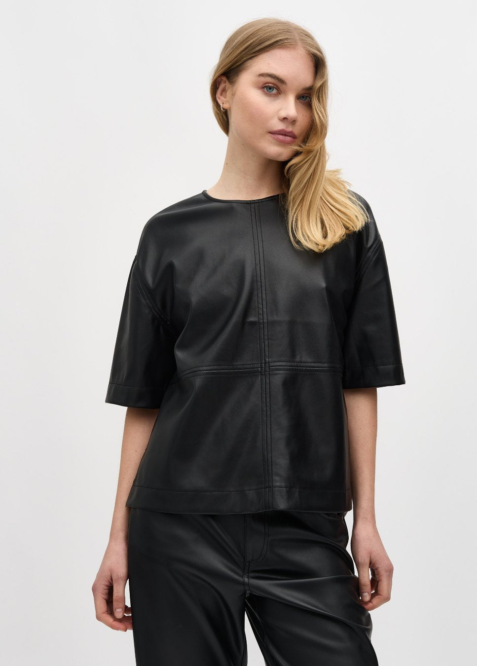 Zwarte vegan leather top driekwart mouw Emir mbyM voorkant op model