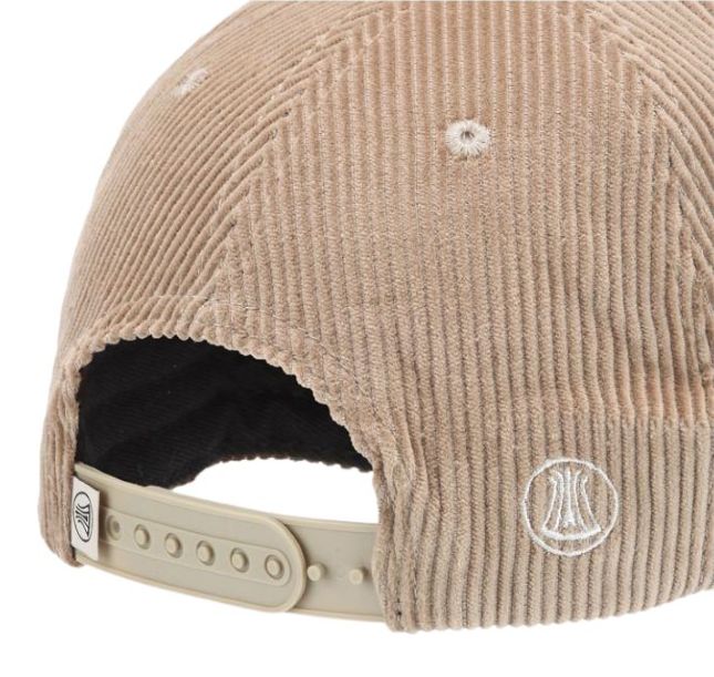 Online dameskleding Boetiek Aniek I Beige corduroy pet van het merk Herrlicher. Geeft elke outfit een sportieve touch: de prachtige Lenny baseballcap van zachte corduroy stof. Een leuke casual accessoire. Shop de nieuwe collectie dames accessoires, dames petten, dames mutsen, dames riemen, beige petten.