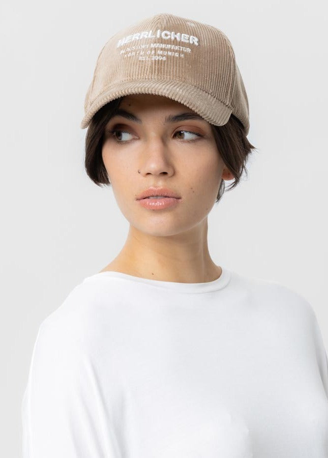 Online dameskleding Boetiek Aniek I Beige corduroy pet van het merk Herrlicher. Geeft elke outfit een sportieve touch: de prachtige Lenny baseballcap van zachte corduroy stof. Een leuke casual accessoire. Shop de nieuwe collectie dames accessoires, dames petten, dames mutsen, dames riemen, beige petten.