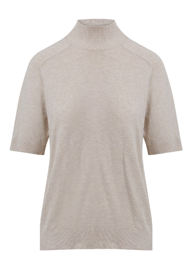 Heerlijk zacht en comfortabel deze fijn gebreide knit van CC Heart. De Ella coltrui met korte mouwen valt mooi aansluitend en lang. De fijn gebreide top is een perfecte basic voor het voorjaar. Super leuk te combineren met de glanzende rok van CC Heart. Shop de nieuwe collectie dames tops, dames basics, beige truien.