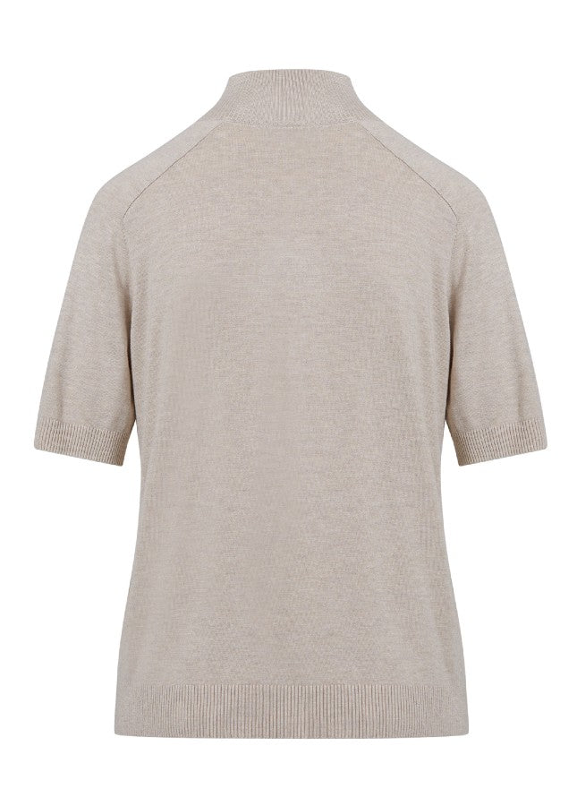 Heerlijk zacht en comfortabel deze fijn gebreide knit van CC Heart. De Ella coltrui met korte mouwen valt mooi aansluitend en lang. De fijn gebreide top is een perfecte basic voor het voorjaar. Super leuk te combineren met de glanzende rok van CC Heart. Shop de nieuwe collectie dames tops, dames basics, beige truien.