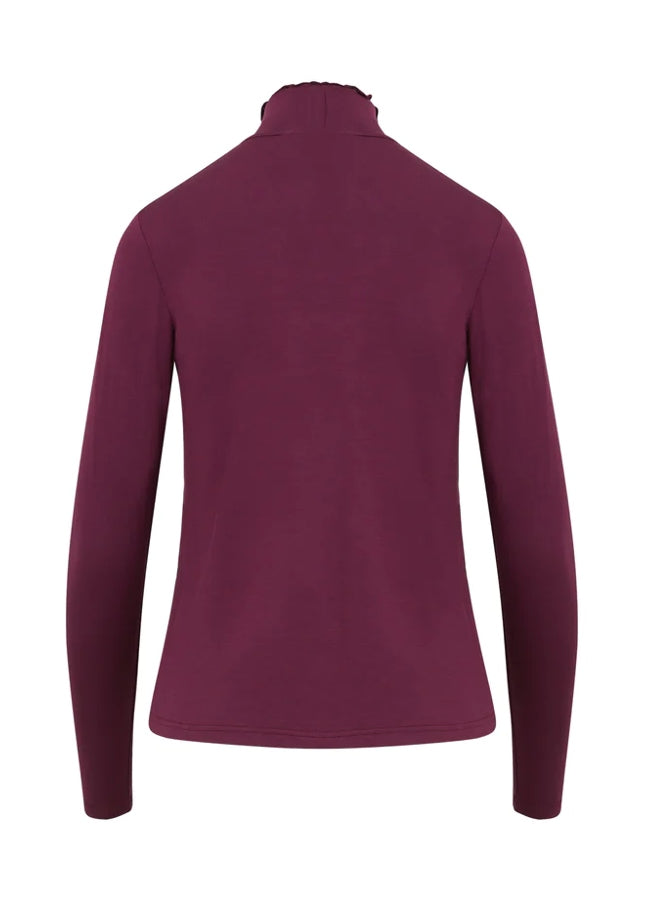 Online dameskleding Boetiek Aniek I Super comfortabele bordeaux rode Sofia coltrui van het merk CC Heart. Een heerlijk basic item om in je garderobe te hebben en leuk voor verschillende gelegenheden. De coltrui is mooi strak zittend, met lange mouwen een een rechte zoomlijn onderaan.Draag hem met de vegan leather broek