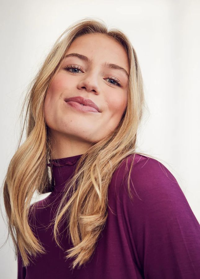 Online dameskleding Boetiek Aniek I Super comfortabele bordeaux rode Sofia coltrui van het merk CC Heart. Een heerlijk basic item om in je garderobe te hebben en leuk voor verschillende gelegenheden. De coltrui is mooi strak zittend, met lange mouwen een een rechte zoomlijn onderaan.Draag hem met de vegan leather broek