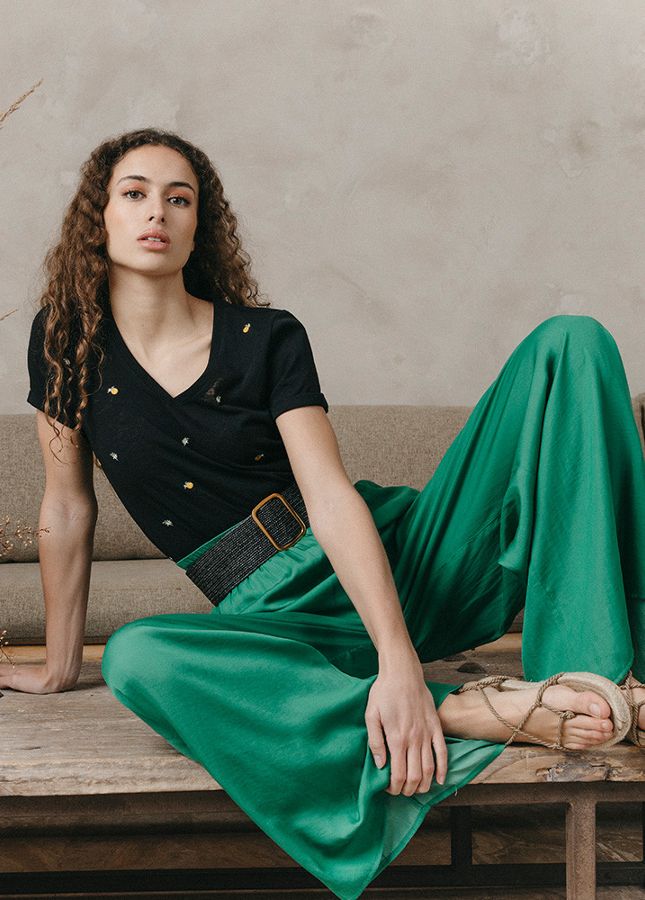 Zwart T-shirt Jerry met geborduurd motief van het merk Grace & Mila. Het zwarte T-shirt heeft een V-hals , korte mouwen en een rechte snit. Ultra comfortabel en tijdloos T-shirt, de geborduurde details voegen net dat beetje extra toe aan het T-shirt. Shop de nieuwe collectie dames T-shirts en tops online.