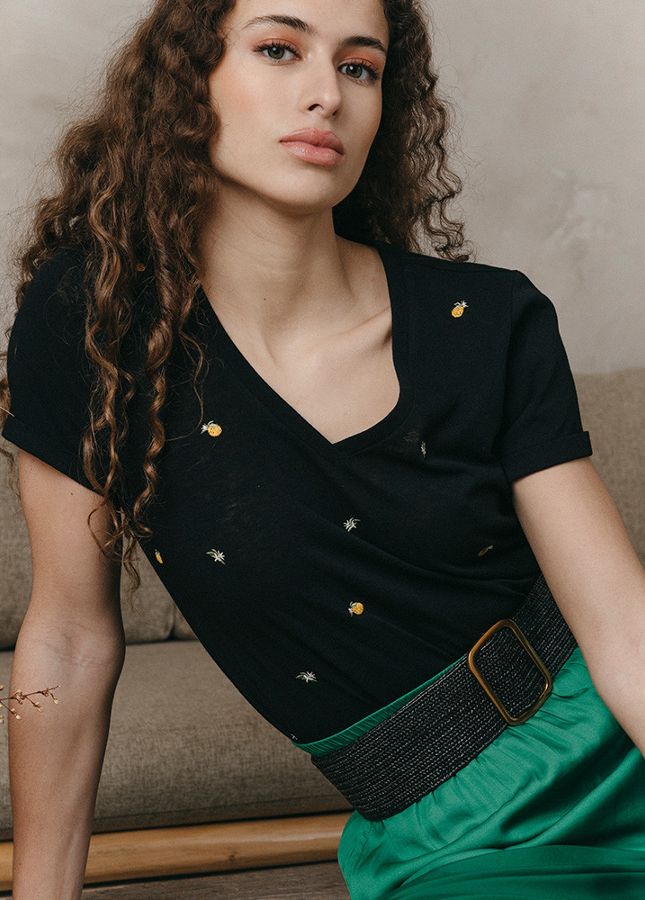 Zwart T-shirt Jerry met geborduurd motief van het merk Grace & Mila. Het zwarte T-shirt heeft een V-hals , korte mouwen en een rechte snit. Ultra comfortabel en tijdloos T-shirt, de geborduurde details voegen net dat beetje extra toe aan het T-shirt. Shop de nieuwe collectie dames T-shirts en tops online.